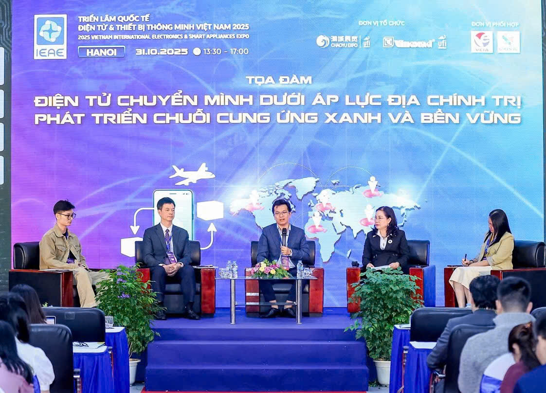 Ông Hoàng Dương – Đại diện Công ty Máy tính Thánh Gióng tham dự tọa đàm “Điện tử chuyển mình dưới áp lực địa chính trị: Phát triển chuỗi cung ứng xanh và bền vững”